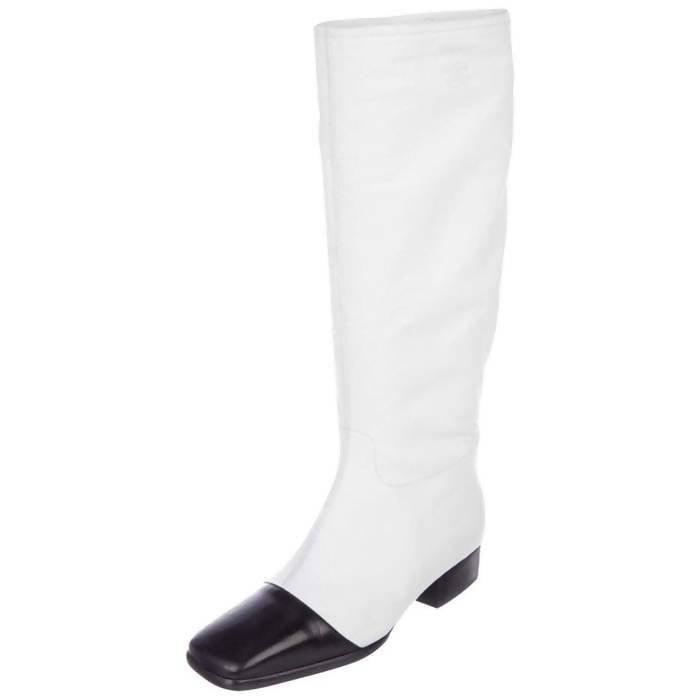 Pre- owned Chanel White Boots - theREMODA