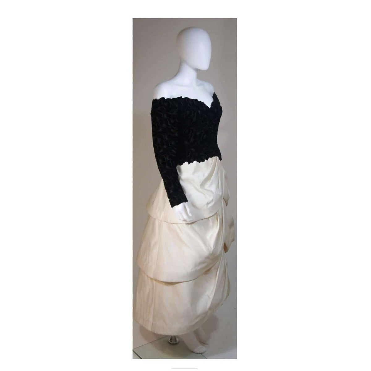 Pre-Owned ARNOLD SCAASI Black Velvet Floral Design Gown | Size 12/14 - theREMODA