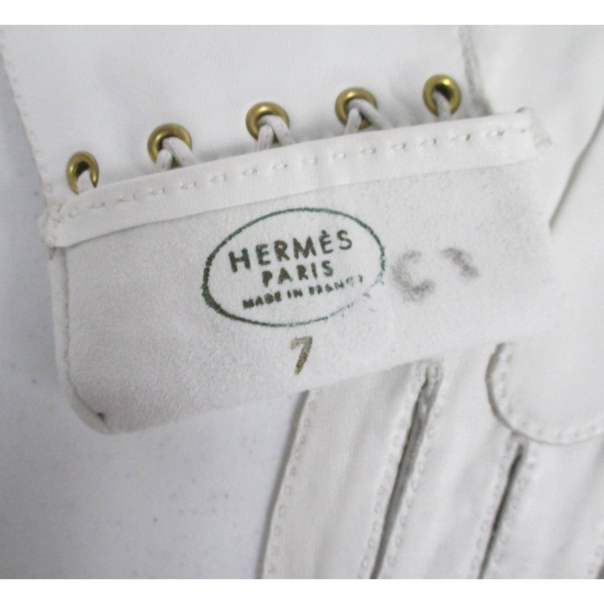 Pre-Owned HERMES White Leather Lace Up Gloves | Size 7 - theREMODA