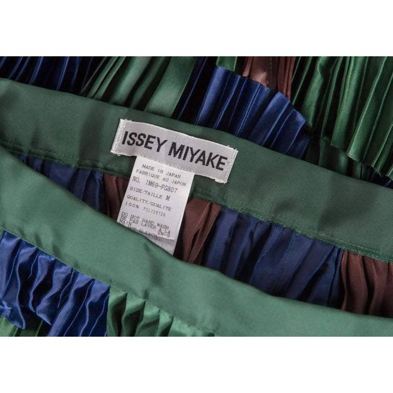 Pre-Owned ISSEY MIYAKE Green & Blue Pleated Satin Ribbon Skirt | Size M - theREMODA