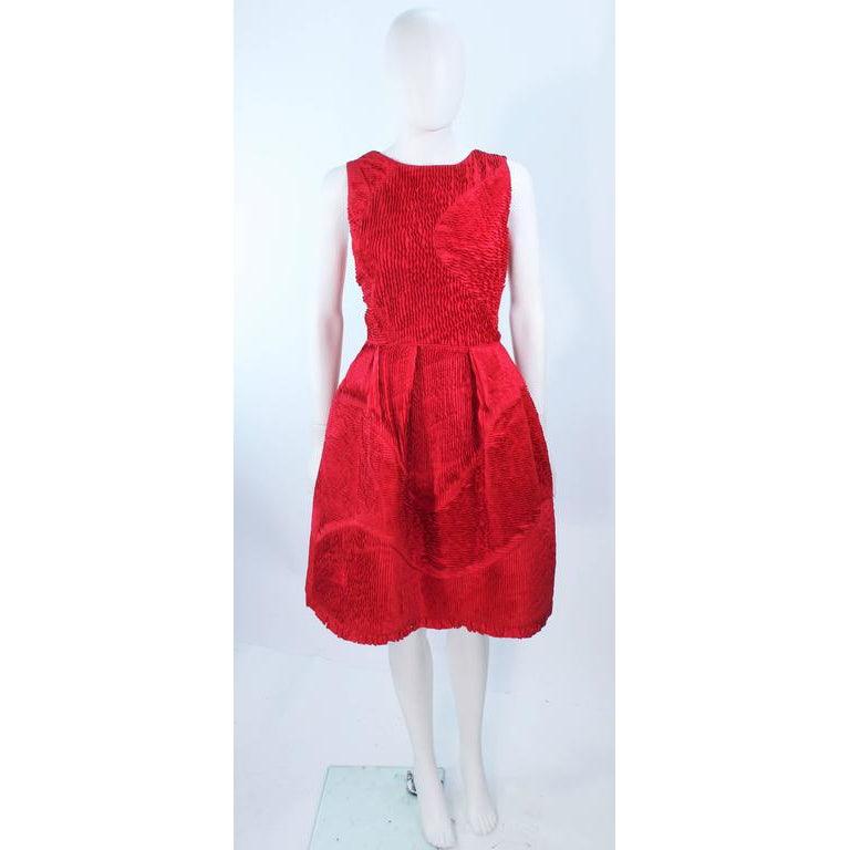 Pre-Owned OSCAR DE LA RENTA Red Gathered Pintuck Cocktail Dress | Size 10 - theREMODA