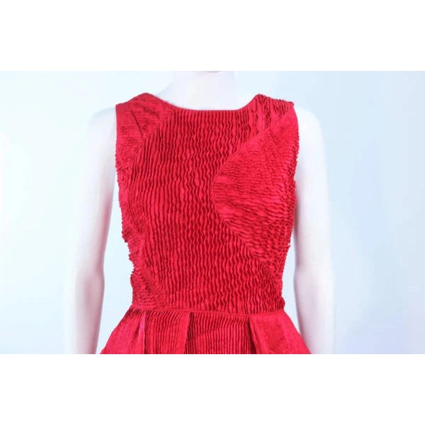 Pre-Owned OSCAR DE LA RENTA Red Gathered Pintuck Cocktail Dress | Size 10 - theREMODA